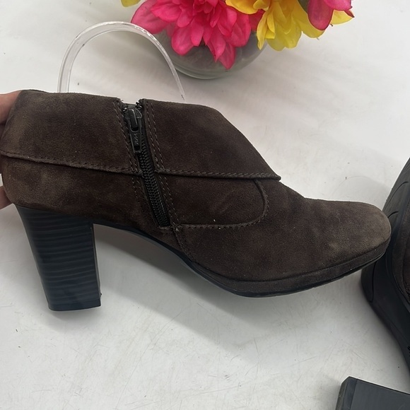 Clarks Collection Brown Suede Ankle Boots Size 9.5 MCA4286A - Picture 5 of 10